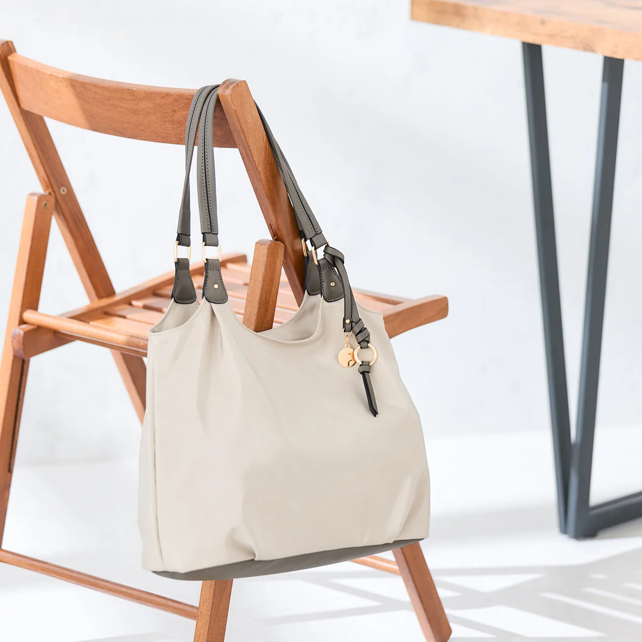 Lightweight ２-Tone Tote Bag with Accessory - Image 23